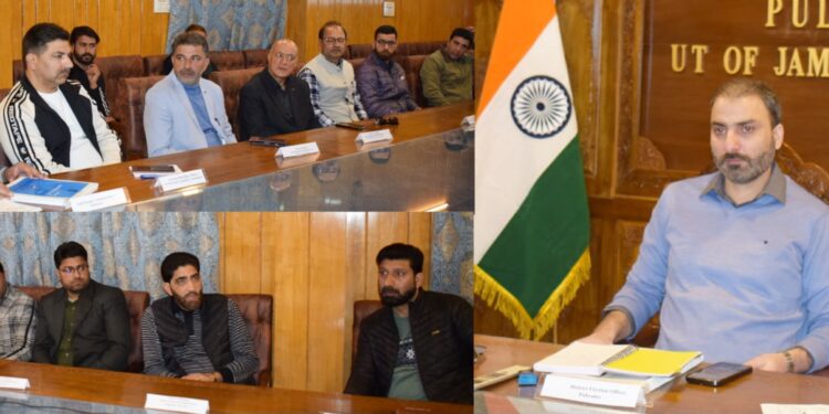 DEO Pulwama chairs meeting with representatives of Political Parties