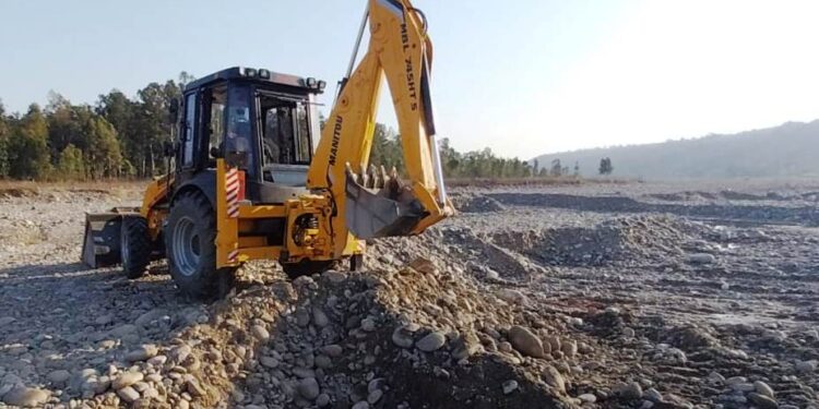 DMO imposes Rs. 9 lakh penalty on excavator for illegal mining at Sahar Khad