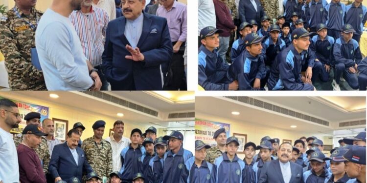 Students meet Dr. Jatinder Singh at Delhi during Bharat Darshan Tour