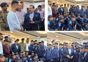 Students meet Dr Jitendra Singh at Delhi during Bharat Darshan Tour