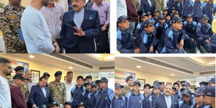 Students meet Dr Jitendra Singh at Delhi during Bharat Darshan Tour