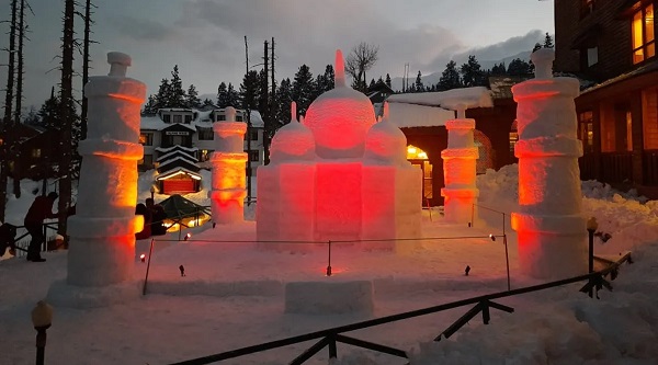 Three Kashmiri artists craft Taj Mahal-shaped igloo to boost tourism in Sonamarg