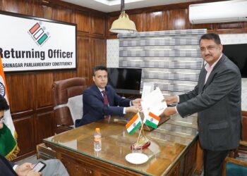 Lok Sabha Elections 2024 22 candidates file nominations from 02-Srinagar Parliamentary Constituency on last date of filing Total 39 nominations filed, scrutiny to take place on April, 26