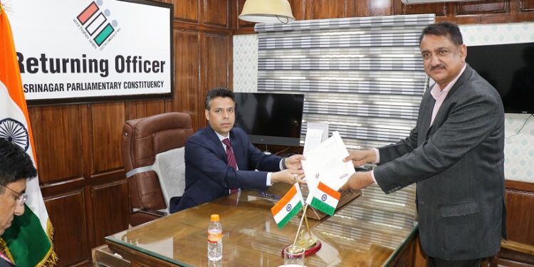 Lok Sabha Elections 2024 22 candidates file nominations from 02-Srinagar Parliamentary Constituency on last date of filing Total 39 nominations filed, scrutiny to take place on April, 26