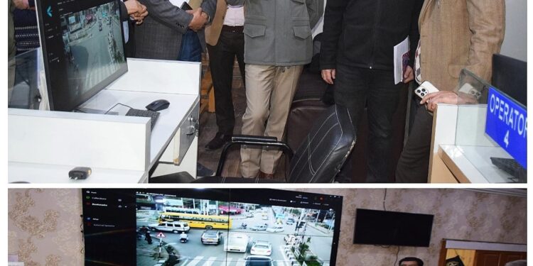Div Com Kashmir inspects functioning of IMTS cameras at Traffic Management & Monitoring Control Room