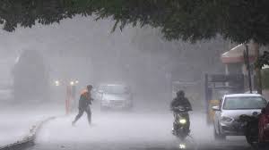 Heavy downpour drenches Kashmir, affects normal life