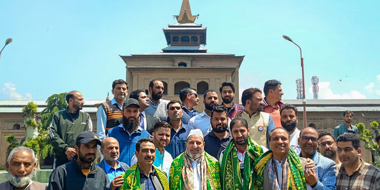 Bukhari Makes Historic Visits Jamia Mosque, a First Among Mainstream Leaders Since 1990s
