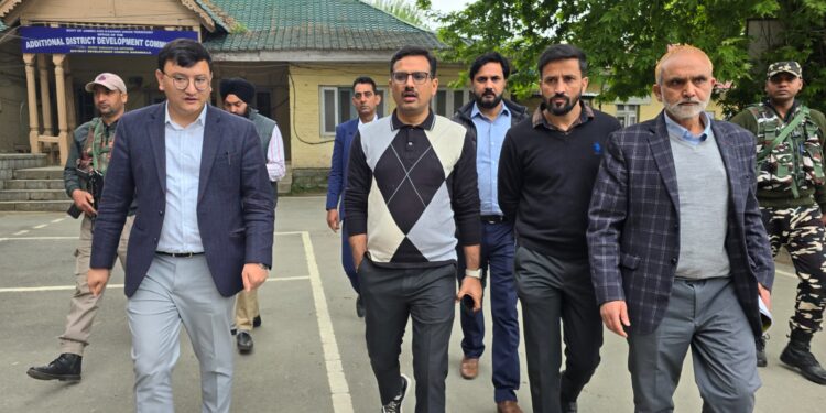 Lok Sabha Elections-2024 General Observer, Baramulla PC conducts thorough inspection of Control Room & MCMC Also flags-off a Cycle rally under SVEEP initiative