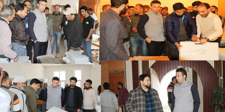 Lok Sabha Elections 2024 RO Srinagar PC inspects Strong Rooms, Collection/ Distribution centres Oversees commissioning of EVMs