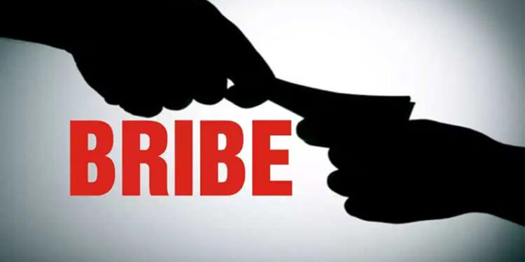 ACB arrests KPDCL cashier for demanding Rs 9,000 bribe in Sopore
