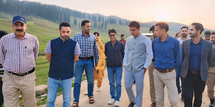 Div Com Kashmir visits Gulmarg; prioritizes Tourism Sector Regulation & Professionalism