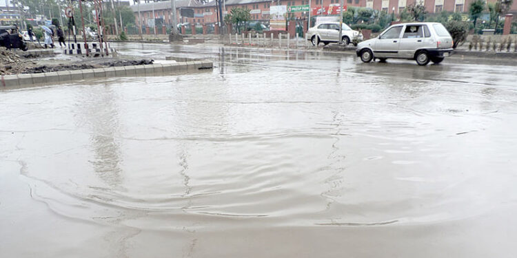 Water logging confines school going children, elderly to homes in Parimpora, SMC assures action