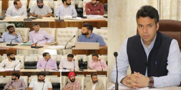 DC Srinagar chairs District Level Aadhar Monitoring Committee meeting Asks Officers to expedite Aadhar enrollment of target population to abridge pendency Orders enquiry into non-functioning of Aadhar center at Hospitals, ICDS, Banks