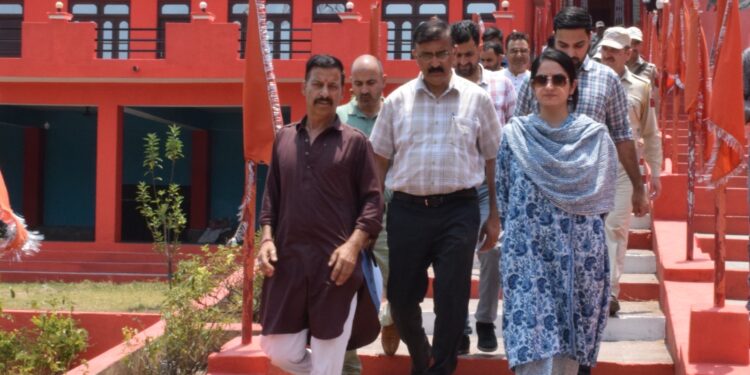 DC inspects Lodgment centres & CSC for Shri Amarnath Ji Yatris at Udhampur