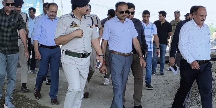 Shri Amarnath ji Yatra 2024: Div Com inspects arrangements at Yatri facilitation Centre Lakhanpur Also inspects status of National Highway from Jammu to Lakhanpur