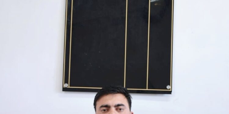 Aadil Manzoor Wani assumes charges as DIO Bandipora