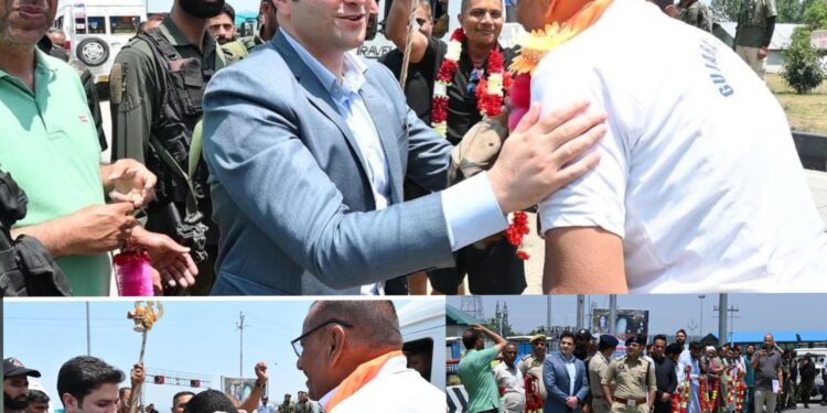 SANJY-2024: Kulgam Admin & locals accord warm welcome to first batch of Yatries at Navyug Tunnel