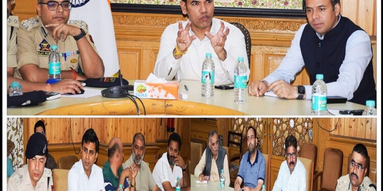 Div Com holds meeting to address traffic issues at various places in City