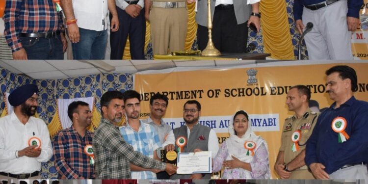 Department of School Education Poonch felicitates 36 meritorious students, 6 schools
