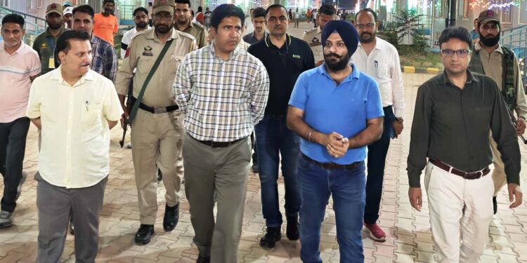 DC Ramban assesses arrangements for pilgrims at Yatri Niwas Chanderkote