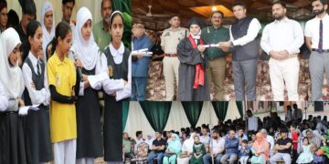 DC Srinagar felicitates Students of International Delhi Public School