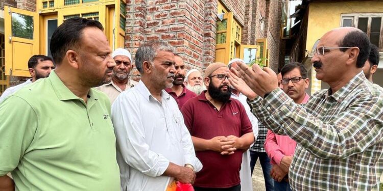 Director Agriculture visits ‘Snow Peas’ farmers of Pulwama District