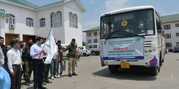 DC Kulgam flags-off 30 farmers for exposure tour to CSR&TI Pampore
