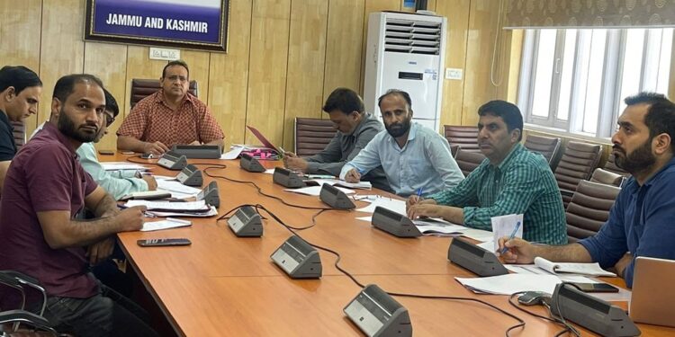 Comm Secy S&T reviews progress on saturation of Solar Rooftops on Government buildings across J&K