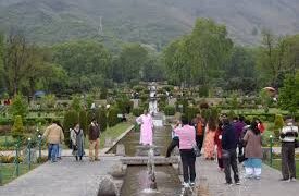 Amid scorching heat, tourists, locals throng picnic resorts across Kashmir
