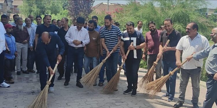 Agriculture Deptt Kashmir organises Cleanliness & Plantation Drive