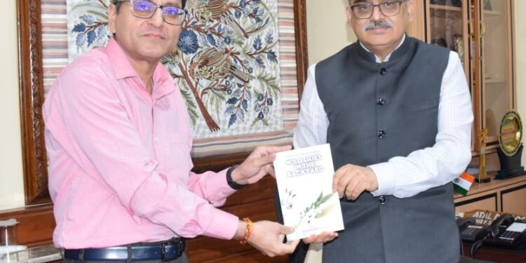 Vishal presents his maiden book to CS