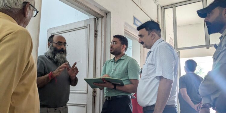 DC Jammu seeks explanation from absentee health staff