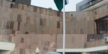 Chief Justice hoists National Flag at High Court Srinagar