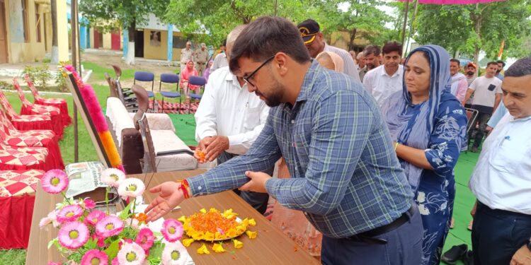 DC Samba pays tribute to Shaheed Head Constable Joginder Kumar at GMS Sadoh