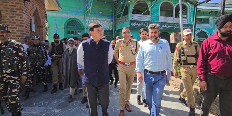 DC Baramulla visits Syed Janbaz Wali (RA) Shrine at Khanpora
