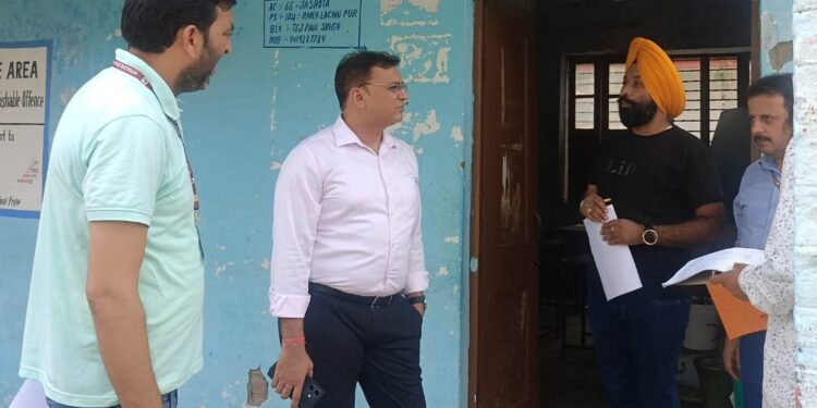 Assembly Elections-2024 General Observer chairs meeting with Micro Observers, inspects Polling Station in Jasrota AC to assess facilities