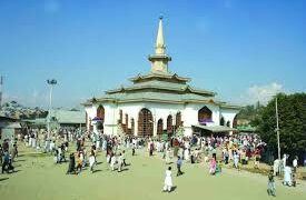 Mubarak Gul pays obeisance at Hazrat Noor-ud-Din Noorani’s (RA) Shrine at Charar-e-Sharief Prays for J&K’s peace, prosperity