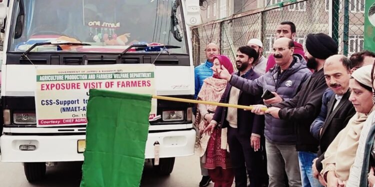 Director Agriculture flags-off group of farmers on Exposure Visit to CITH