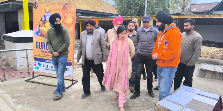 DC Kupwara visits Gurdwara sahib Maidan Chogal, Greets Sikh Sangat on the occasion of Guru Purab