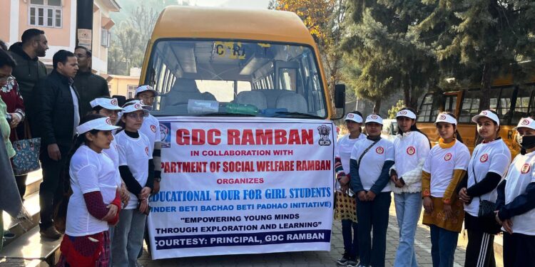 DSWD Ramban sponsors Educational Tour of 25 girl Students to Kashmir