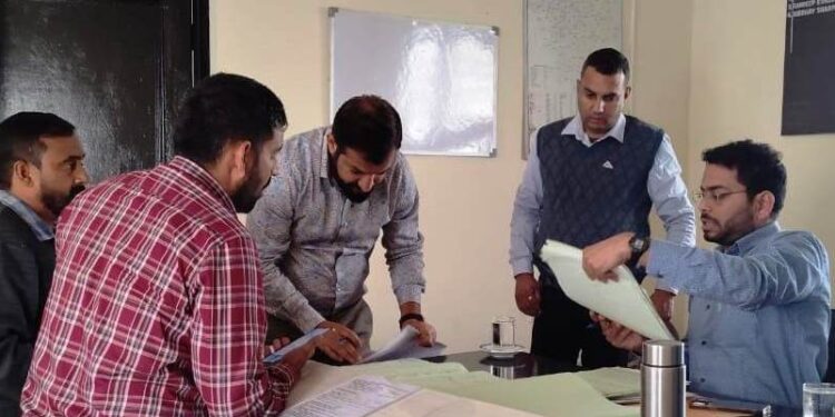 DC conducts surprise inspection at Tehsil Office Suchetgarh