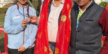 Satish Sharma meets Fencer Chhavi Sharma; assures full government support in her endeavours