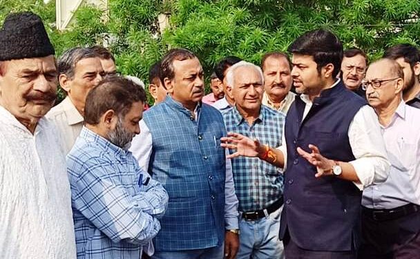 JMC Commissioner listens, redresses grievances of residents in Ward No 62
