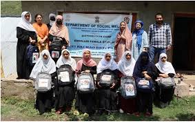 BBBP: Social Welfare Deptt- SHEW-Mission Shakti Srinagar distribute Education Kits among needy students