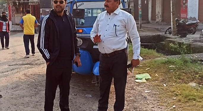 JMC Commissioner checks sanitation condition in different wards, attendance of civic Workers