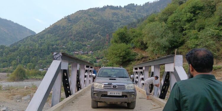Locals of Keran express gratitude to Divisional, Distt. Admin. for construction of vital bridge at Keran market