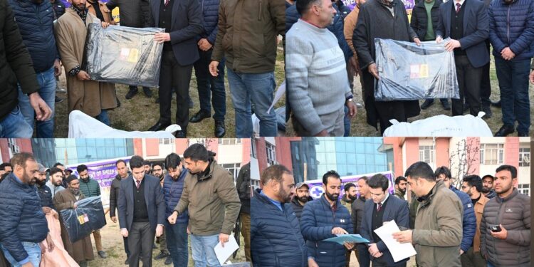 DC Kulgam distributes Tents & PP Sheets to Chopans
