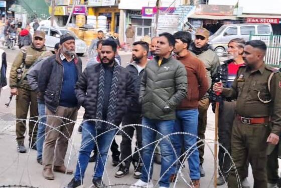 ACR Kishtwar conducts enforcement drive on unauthorized street vendors, traffic violations