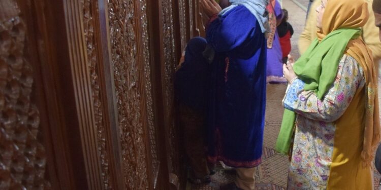Speaker Legislative Assembly, Education Minister pay obeisance at Chrar-i- Sharief shrine