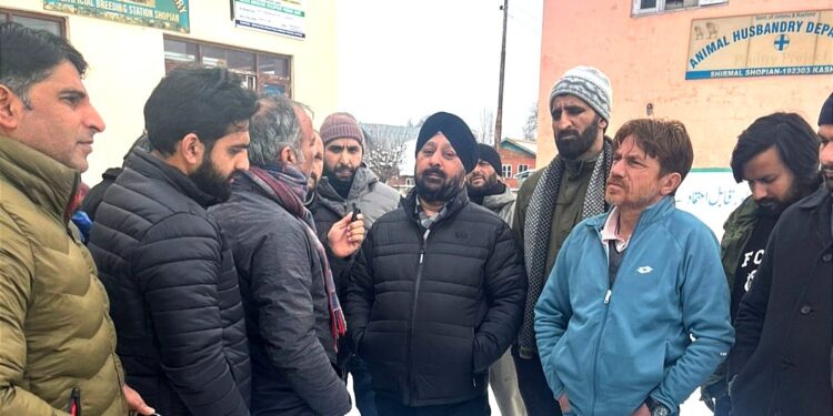 Director Animal Husbandry visits Shopian, reviews achievements under various schemes, activities